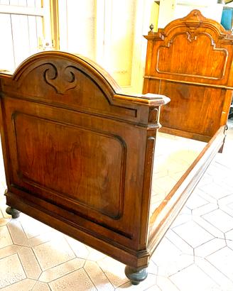 Letto antico in legno ad una piazza e mezza