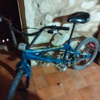 vendi bmx blu a 150€ per informazioni contattatemi