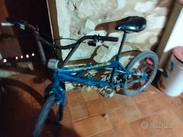 vendi bmx blu a 150€ per informazioni contattatemi