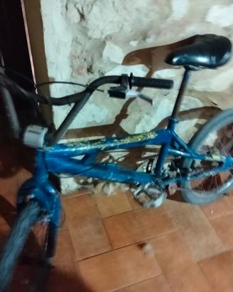 vendi bmx blu a 150€ per informazioni contattatemi