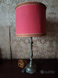 Lampada da tavolo in metallo e paralume rosso