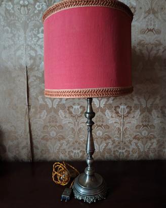 Lampada da tavolo in metallo e paralume rosso