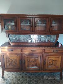 Credenza rustica in legno con vetrina e intagli