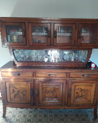 Credenza rustica in legno con vetrina e intagli