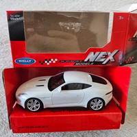Modellino Jaguar F-Type Coupé bianca con scatola