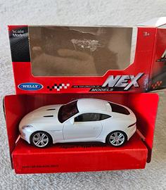 Modellino Jaguar F-Type Coupé bianca con scatola