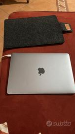 Apple con tastiera Francese