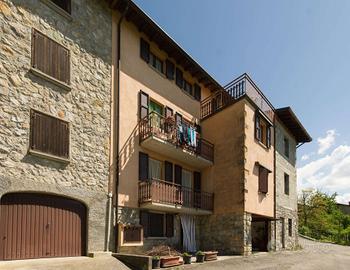 APPARTAMENTO AL TERZO PIANO A CAMERATA CORNELLO