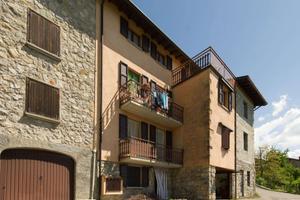 APPARTAMENTO AL TERZO PIANO A CAMERATA CORNELLO