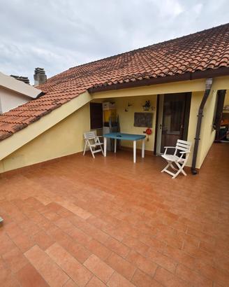 Appartamento mansardato in villa castelnuovo roma