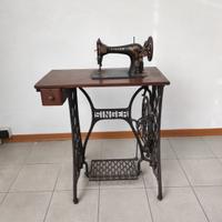 Antica macchina da cucire Singer a pedale