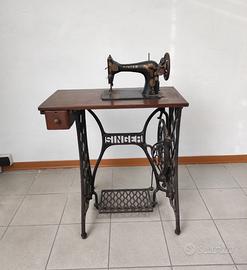Antica macchina da cucire Singer a pedale