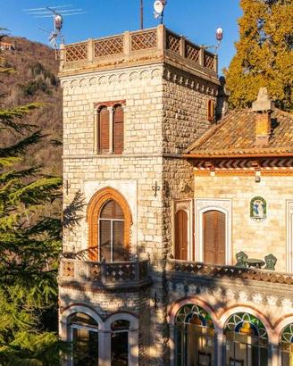 Villa di 377 m² con più di 5 locali e box auto a V