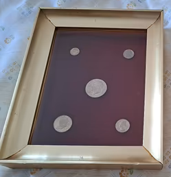 Quadro con monete dollari americani