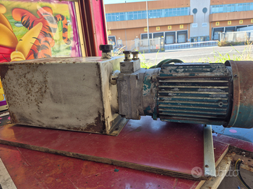 Impiantato idraulico con 8 pistoni