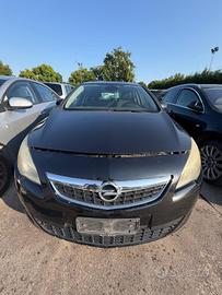 OPEL ASTRA DEL 2011 PER RICAMBI