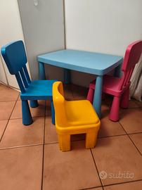 set tavolo e sedie mammut IKEA più sedia chicco 
