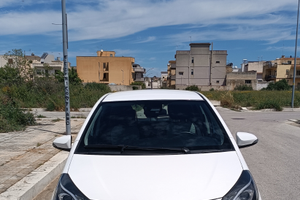 Toyota Yaris Active full optional