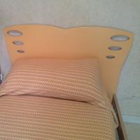 Struttura letto senza rete né materasso