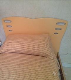 Struttura letto senza rete né materasso