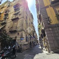 2 LOCALI A NAPOLI