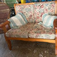 divano 2 posti legno piedi alti 