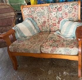 divano 2 posti legno piedi alti 