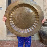 Grande vassoio ottone rame piatto cesellato inciso