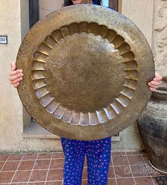 Grande vassoio ottone rame piatto cesellato inciso