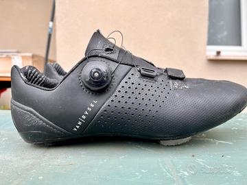 Scarpe e casco ciclismo Van rysel