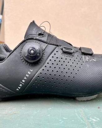 Scarpe e casco ciclismo Van rysel