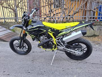 MOTARD SWM SM 125 R**MOT. A LIQUIDO