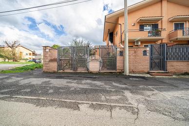 VILLA A SCHIERA D'ANGOLO A ROMA