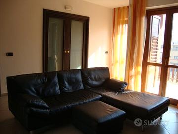 Divano in pelle nera cm 240 chaise longue cm 150