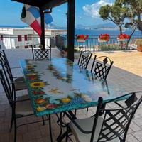 Tavolo in pietra lavica con decori a mano