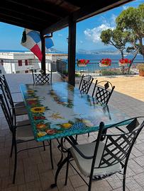 Tavolo in pietra lavica con decori a mano