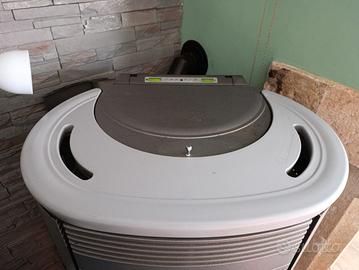 idrostufa a Pellet 24kw  +70 sacchi di Pellet 