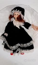 Bambola di porcellana con abito in velluto