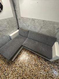 DIVANO MODERNO IN TESSUTO ED ECOPELLE