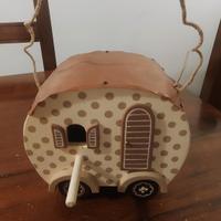 Piccola roulotte in legno e rame