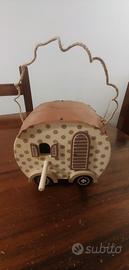 Piccola roulotte in legno e rame