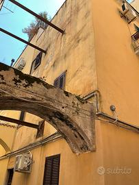 Palazzetto indipendente su 4 livelli 2 ingressi