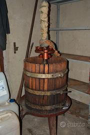 Torchio per uva con bottiglioni e damigiane