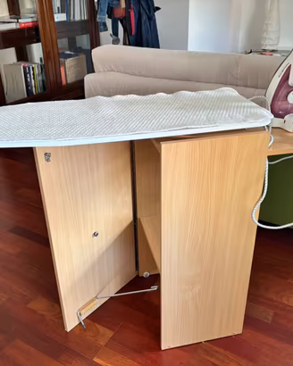 mobile di legno con asse da stiro