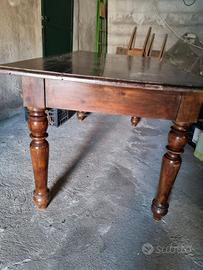 Tavolo antico in legno massiccio