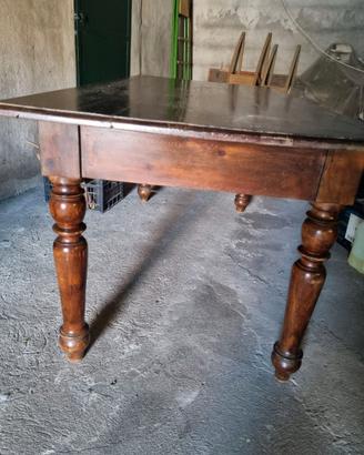 Tavolo antico in legno massiccio