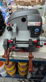 Macchina duplicatrice chiavi silca targa 2000p