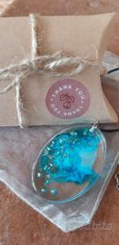 collana con ciondolo in resina