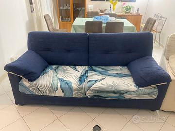 regalasi divano in discrete condizioni 