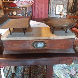 Antica bilancia due piatti con piano di marmo orig